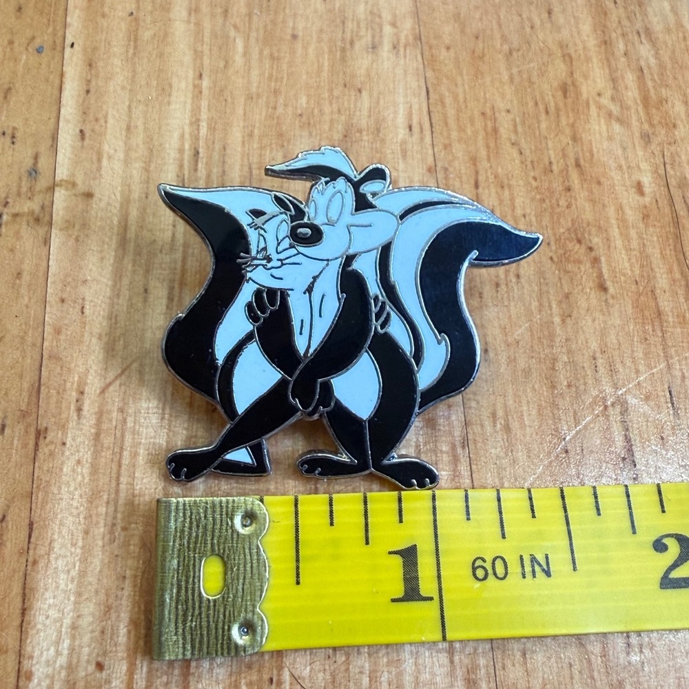 Vintage 1997 Looney Tunes Pepe Le Pew & Penelope Pussycat Enamel Pin Warner Bros